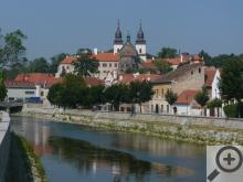 Pohled na Třebíč v pozadí bazilika, vpravo židovská čtvrť